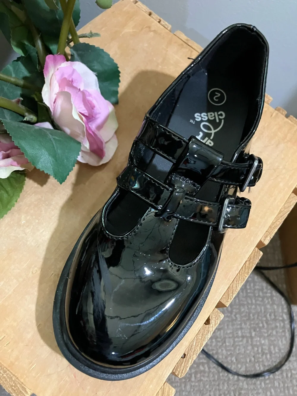 Art class girls size 2 patent leather look shoes